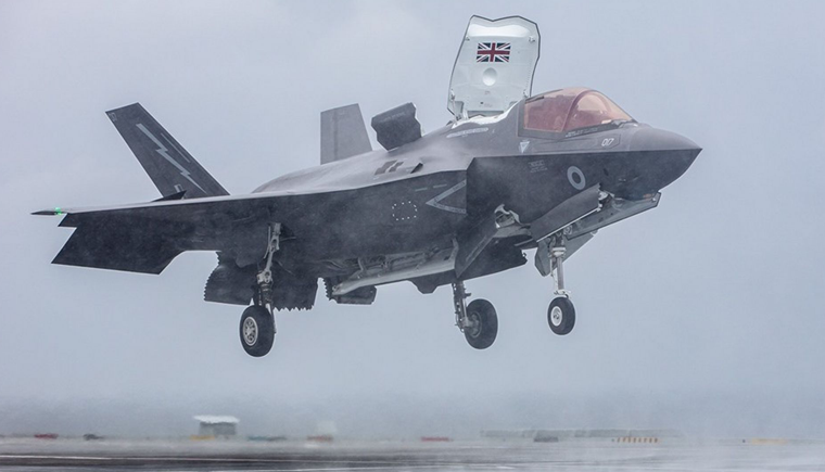 F-35B戰斗機在英國航母上起降.png